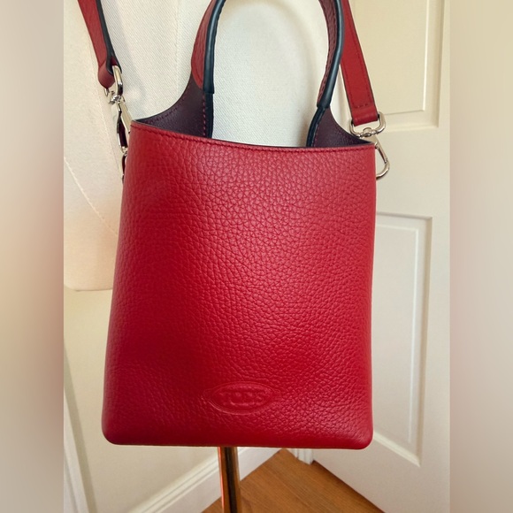 Tod's Red Pebbled Leather Crossbody Bucket Phone Bag - Picture 2 of 8